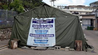 El deficiente sistema público de Salud de Honduras quedó evidenciado con la llegada de la pandemia. Muchos pacientes con Covid-19 fueron atendidos en carpas.