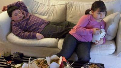 Como padres deben cuidar la alimentación de sus hijos.