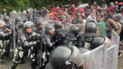Las fuerzas de seguridad mexicanas disolvieron por la fuerza la tercera caravana de migrantes que avanzaba por el sur del país y detuvieron violentamente a varios de los indocumentados, informaron este jueves medios locales.