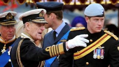 En la imagen el duque de Edimburgo, el príncipe Felipe, junto a su nieto, el príncipe Harry. (EFE)