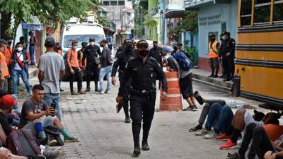 Los migrantes hondureños fueron detenidos por la Policía de Guatemala. Foto: AFP
