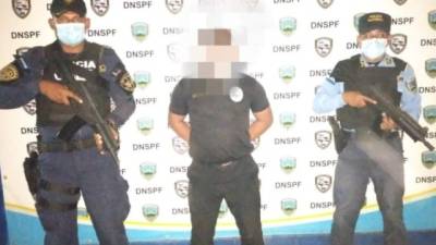 La Policía compartió una fotografía de uno de los dos hombres detenidos por el tráfico ilegal de personas.