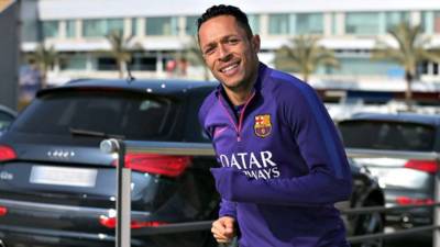 Adriano tiene contrato hasta el 2017 .