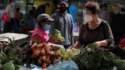 Una mujer compra alimentos en un mercado de Tegucigalpa (Honduras). EFE