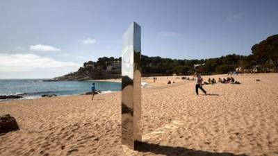 Vista del monolito que ha aparecido este martes en la playa de Sa Conca del municipio de Castell-Platja d'Aro (Girona), en plena Costa Brava. EFE.