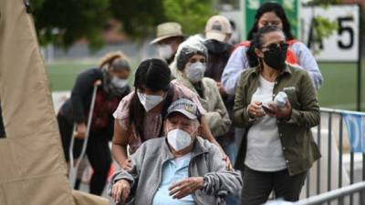 Ancianos hacen cola para ser inoculados con la vacuna Oxford / AstraZeneca contra COVID-19 en medio de la nueva pandemia de coronavirus, en el centro de vacunación de Roosevelt Field en la Ciudad de Guatemala.