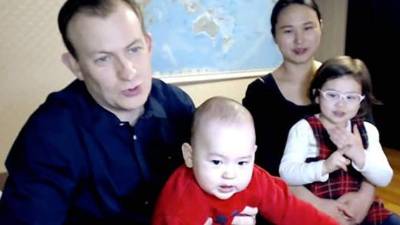 Los bebés del profesor Kelly se robaron el show en medio de una entrevista.