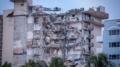 Vista exterior del edificio de 12 pisos derrumbado parcialmente cerca de 88th Street y Collins Avenue.