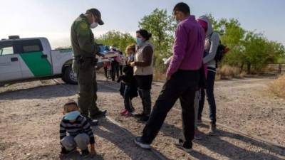Solo entre marzo y abril, los agentes fronterizos interceptaron a más de 36.000 menores no acompañados por alguno de sus padres o tutores legales y más de 100.000 personas que viajaban en unidades familiares, muchos de ellos niños muy pequeños.