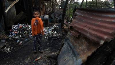Las imágenes hablan por sí solas. En la zona cero del incendio del barrio La Bolsa se vive un ambiente de tristeza y devastación.