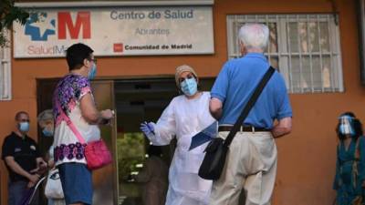 Varias personas esperan su turno para las pruebas aleatorias de PCR en el Centro de Salud Abrantes en Madrid.