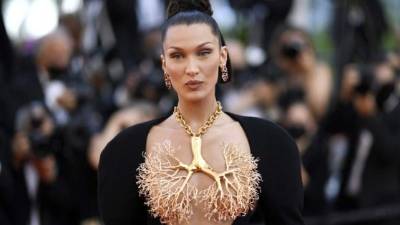 Con motivo del estreno de la película 'Tre Piani', (Tres pisos'), una película que compite por la Palma de Oro del festival, la modelo Bella Hadid sorprendió en la alfombra roja de Cannes con un espectacular vestido negro de manga larga y escote joya creado por la firma Schiaparelli.