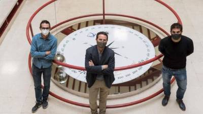 El investigador Rubén Hurtado Gutiérrez junto con los profesores Carlos Pérez Espigares y Pablo Hurtado.