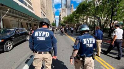 Agentes del Departamento de Policía de Nueva York siguen a un grupo de personas.