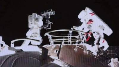 Astronautas de China realizan segunda caminata espacial del país.