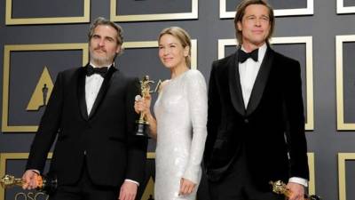 Los ganadores del Oscar Joaquin Phoenix, Renée Zellweger y Brad Pitt.