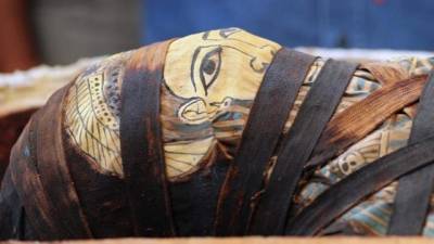Egipto mostró 59 sarcófagos de madera en perfectas condiciones con sus momias.