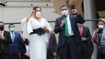 Juan Orlando Hernández rindió informe de logros este lunes en el Congreso Nacional. Fue acompañado por su esposa Ana García.