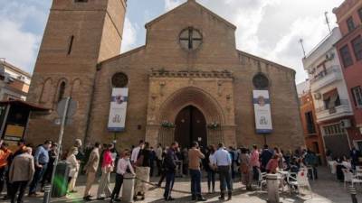 Sevillanos guardan cola a las puertas de la Iglesia de Santa Marina. (EFE)
