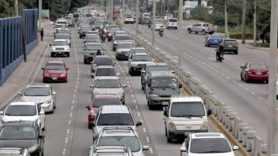Vehículos circulan por la carretera que va de San Pedro Sula hacia Choloma.