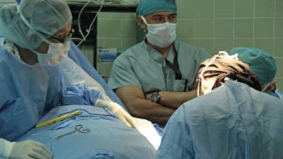 <b>Un grupo de médicos realiza una cirugía en el hospital Mario Catarino Rivas. </b>