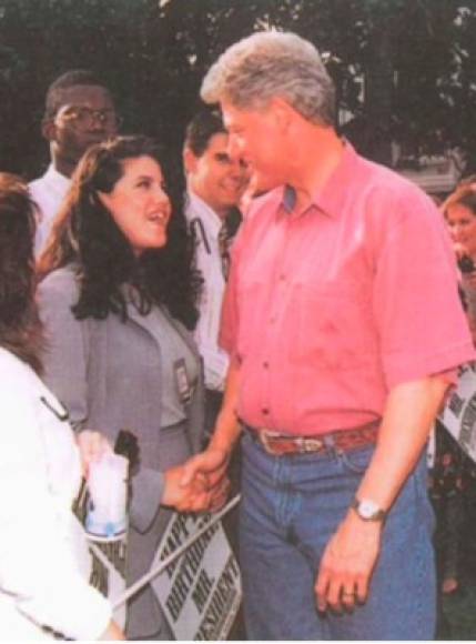 La joven de entonces 23 años asistió a la investidura del presidente Bill Clinton el 16 de enero de 1997. 'Asistiré esta noche al baile inaugural que no es un baile. Pagas dinero para estar con otros miles de personas con ropa elegante y esperar al Presidente y a la señora Clinton para una aparición de 10 minutos. Pero supongo que siempre puedo decir que fui parte de la historia. Si bien todo puede parecer bastante tonto, realmente es la oportunidad de mi vida', escribió Lewinsky en su diario.