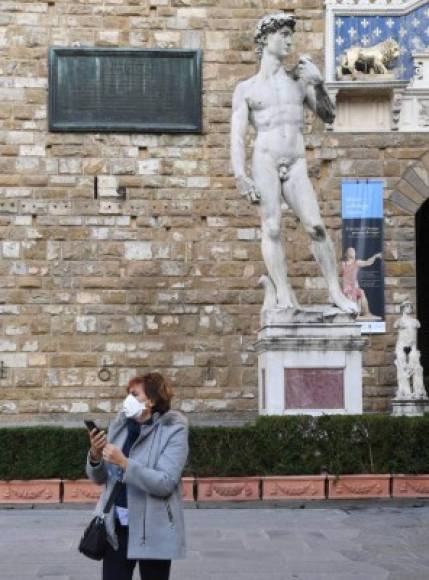 Las autoridades ordenaron el cierre de museos, estadios, escuelas y colegios para evitar la propagación del virus, una medida que se considera llegó tarde tras el regreso de miles de turistas a sus países, varios de ellos infectados por el virus.