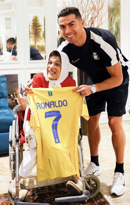 El futbolita lusitano también tuvo un lindo gesto al regalarle una camiseta suya del Al Nassr a Hamami.