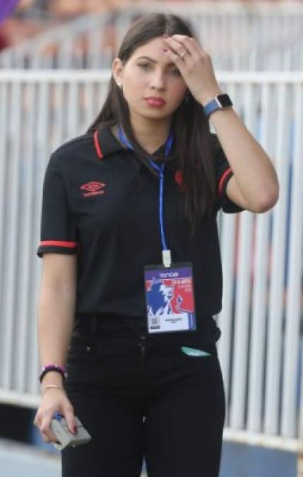 La bella Annie Córdoba, novia del jugador del Vida, Luis Palma, estuvo en el Nacional, pues trabaja con el Olimpia.