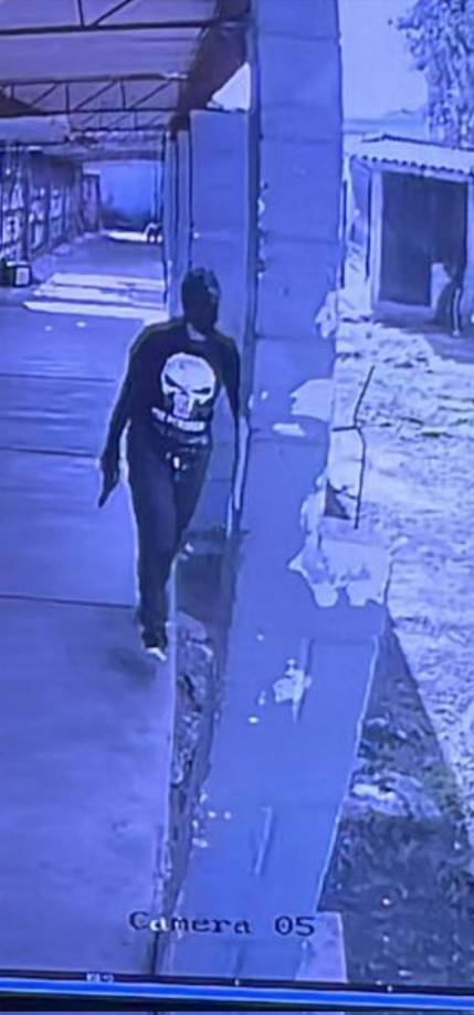 En las imágenes que se han viralizado en las redes sociales, se ven a otras mujeres con armas de fuego buscando uno por uno sus objetivos hasta darles muertes.