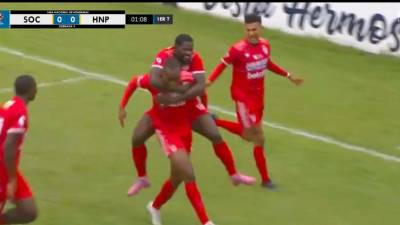 Jamal Charles fue felicitado por sus compañeros tras anotar el primer tanto en el duelo ante los progreseños.