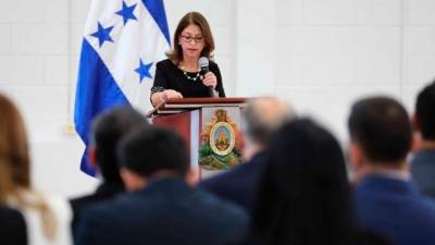 Ethel Deras, presidenta de la CNBS durante la presentación de la estrategia.