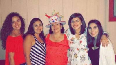 Diana Carrillo junto a sus hermanas y su madre.