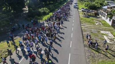 Hombres, mujeres y menores de edad provenientes de Guatemala, El Salvador y Honduras salieron del parque Bicentenario y de la plaza central de la ciudad fronteriza de Tapachula.