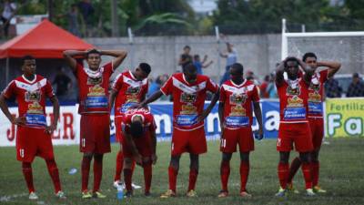 Los jugadores rojos ven con dolor el festejo aurinegro.