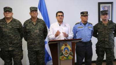 El mandatario hondureño junto a los jefes de la Policía Nacional y Fuerzas Armadas se refirió al operativo de este domingo.