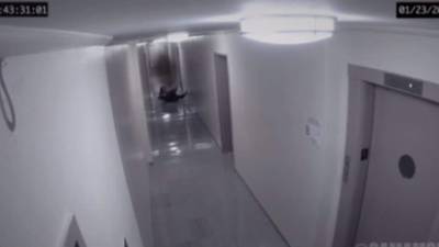 En las imágenes se observa al hombre caminar por el pasillo de un hotel, cuando de repente le aparece una extraña silueta color negra. Segundos después, lo ataca hasta tirarlo al suelo y luego arrastrarlo.