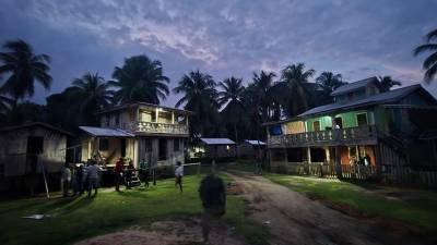 La comunidad misquita Sirsirtara en Puerto Lempira habían vivido en la oscuridad desde que se fundaron, hoy la energía eléctrica ya es una realidad en la zona.