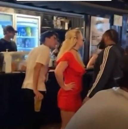 Un fan de Britney Spears la reconoce y se le acerca mientras el guardaespaldas lo observa en medio del baile.