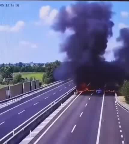 Avioneta se estrella sobre una autopista en Italia y estalla en llamas