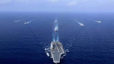 Un portaaviones chino realizando ejercicios militares en el mar de China./