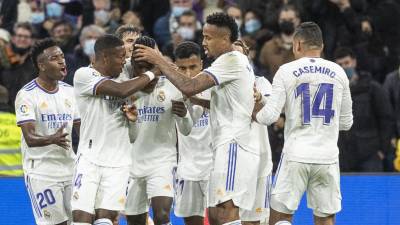 Jugadores del Real Madrid celebrando el golazo de Camavinga.