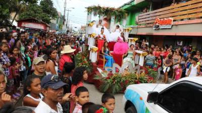 Miles de personas se apostaron a las orillas de las calles del centro de Tela para disfrutar del desfile de carrozas y comparsas en el cierre de la feria en honor a San Antonio de Padua. Fotos: Efraín y Danny Molina