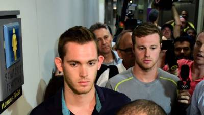 Momento en que los nadadores eran retenidos por las autoridades brasileñas. FOTO AFP / TASSO MARCELO