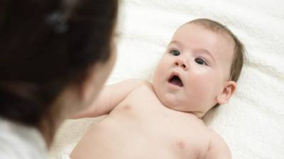 Las canciones de cuna entonadas por la madre reducen el estrés y ansiedad en el bebé. Foto: iStock.