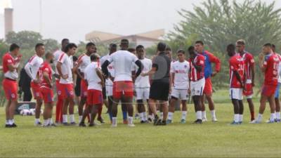 Olimpia, tricampeón del fútbol hondureño, comenzó finalmente este martes su pretemporada y en el primer día de entrenamientos se dieron varias novedades que a continuación te datallamos. Fotos Johny Magallanes.