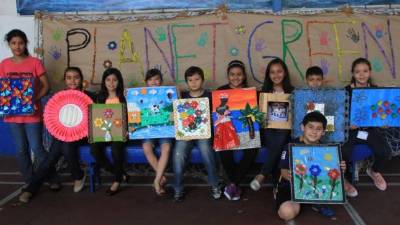 Alumnos de cuarto y quinto grado posan con sus originales cuadros. Fotos: Cristina Santos