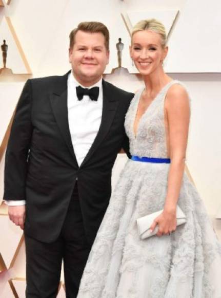 El actor, músico y presentador de televisión James Corden y su esposa Julia Carey en la alfombra roja de los Premios Óscar 2020.