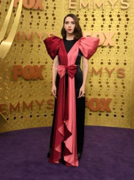 La actriz Zoe Kazan lució un vestido Gucci que parecía estar hecho con sábanas de satén.