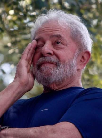 Un día después de que venciera el plazo para presentarse entregarse a las autoridades, Lula decidió cumplir su condena de prisión.